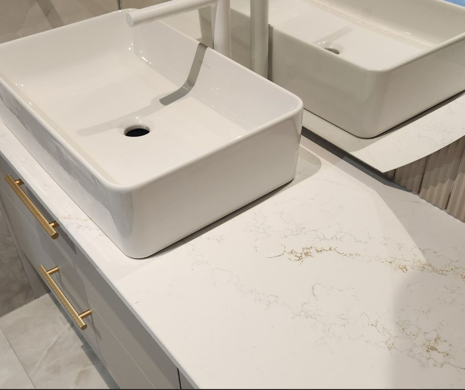 Blat łazienkowy z kamienia, konglomerat Ethreal Glow Silestone