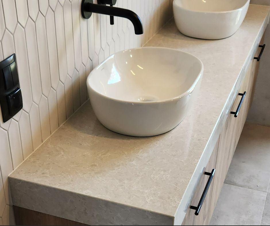 Blat łazienkowy z kamienia, konglomerat Noble quarzite technistone