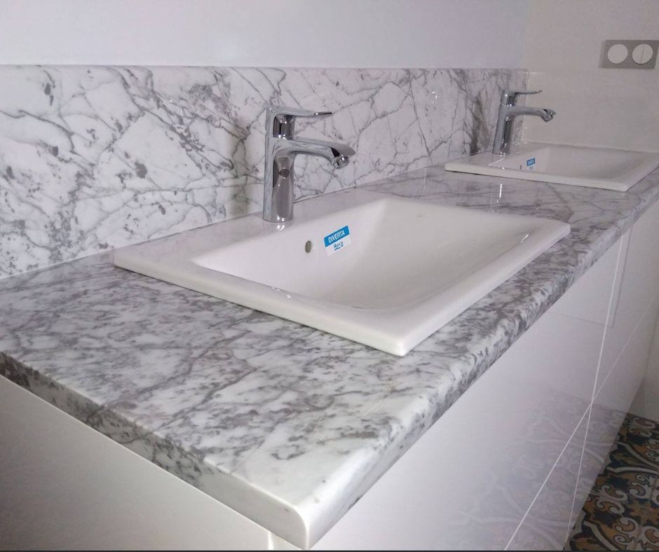 Blat łazienkowy z kamienia, marmur Bianco Carrara