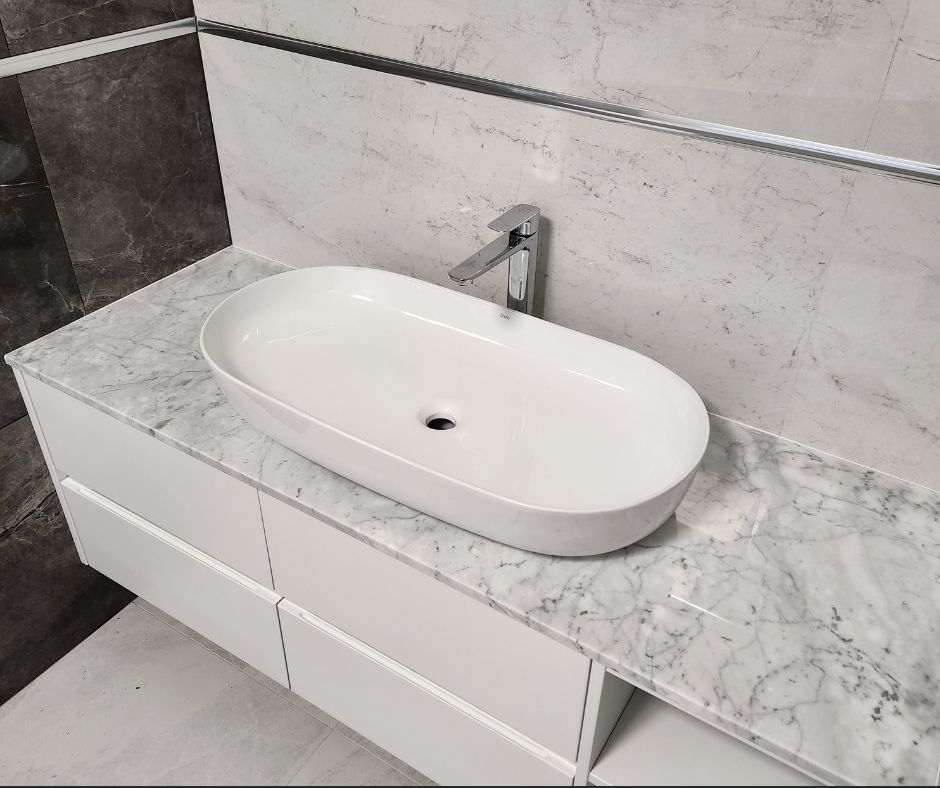 Blat łazienkowy z kamienia, marmur Bianco Carrara