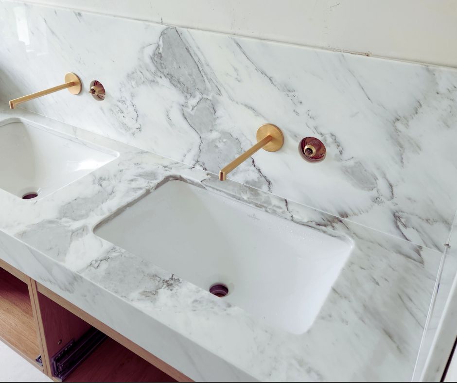 Blat łazienkowy z kamienia, marmur Calacatta Retro