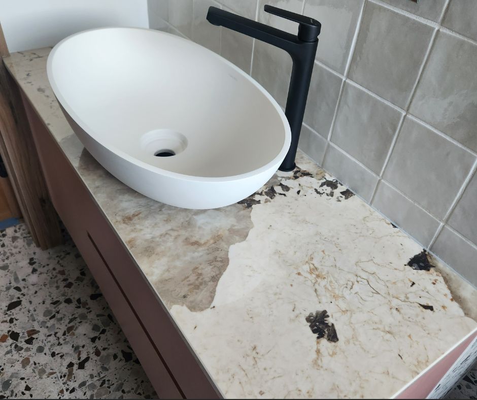 Blat łazienkowy z kamienia, spiek Dekton Khalo