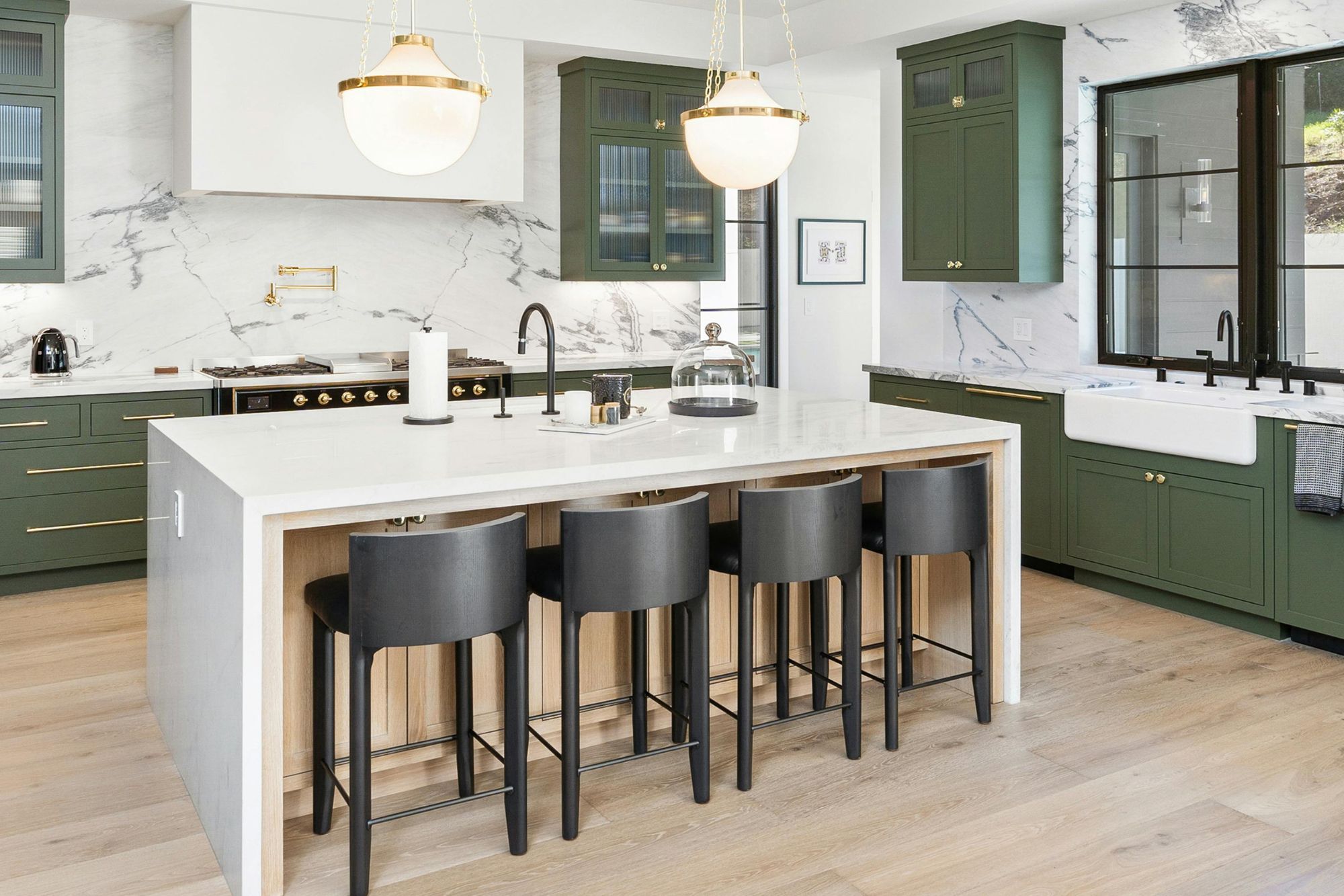 blaty kuchenne z kamienia, nowoczesna kuchnia z wyspąą kuchenną