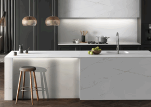 Blaty kuchenne Silestone Ethereal glow, biała wyspa kuchennaa ze złotymi żyłkami