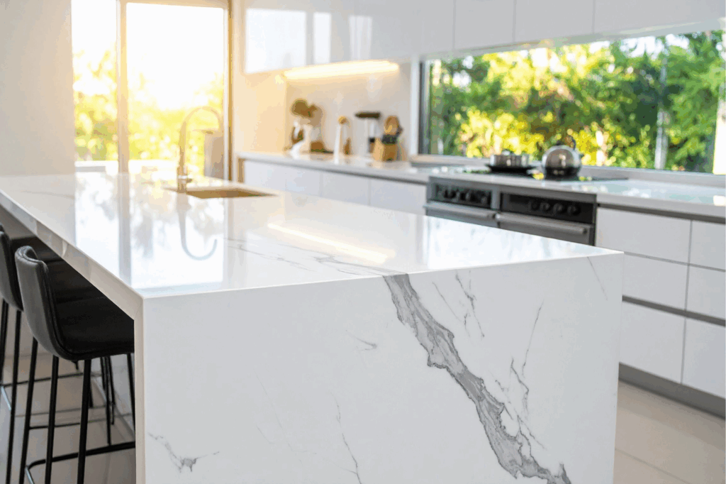 Blaty kuchenne z konglomeratów i spieków kwarcowych, nowoczesna kuchnia