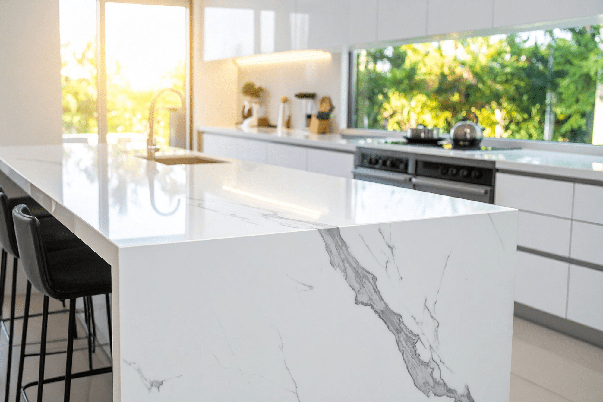 Blaty kuchenne z konglomeratów i spieków kwarcowych, nowoczesna kuchnia