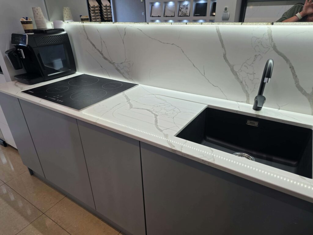 Blat kuchenny z konglomeratu kwarcowego Calacatta Silva, outlet